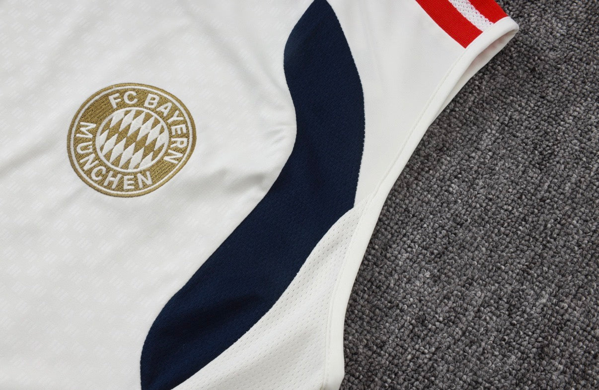 Ensemble Débardeur Short Bayern Munich Blanc détail badge